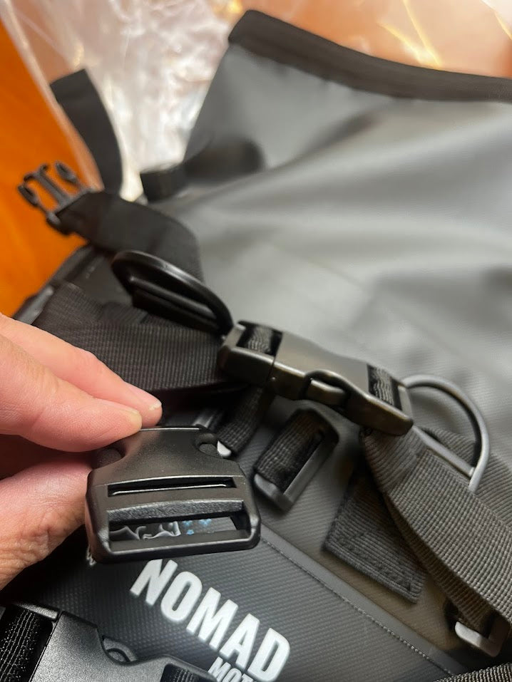 Adjustable strap buckle on bag